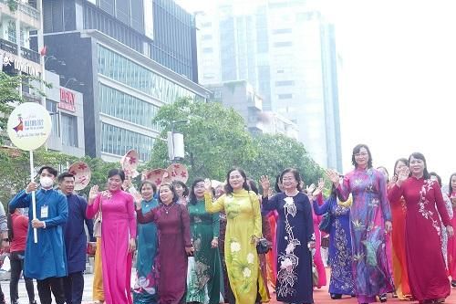 Hàng ngàn người đồng diễn, diễu hành áo dài tại TPHCM