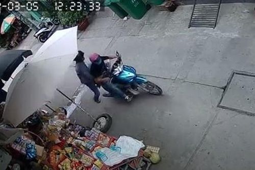 Truy xét 2 đối tượng táo tợn vào tiệm tạp hóa đe dọa cô gái cướp ĐTDĐ