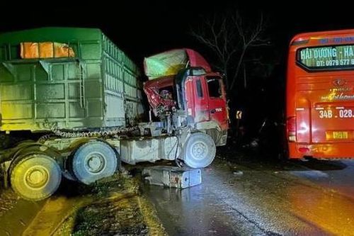Ô tô khách đấu đầu xe đầu kéo trong đêm, 2 người thương vong