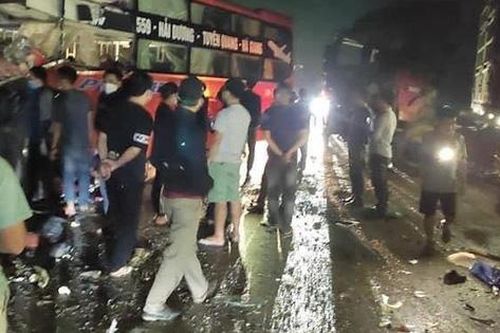 Xe khách va chạm với xe đầu kéo khiến 1 người chết, 6 người bị thương