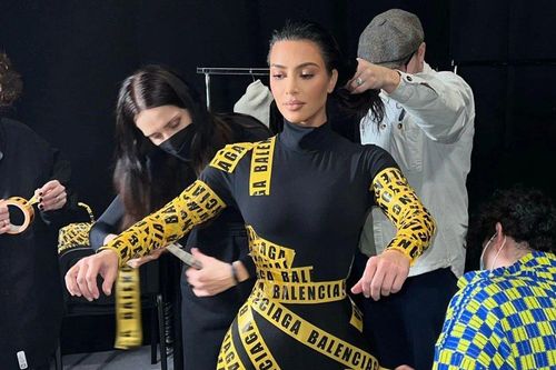 Kim Kardashian cuốn băng dính kín người