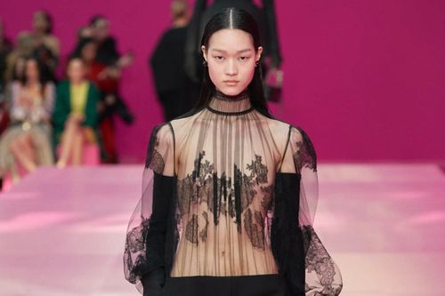 Đằng sau bộ đồ xuyên thấu của Valentino