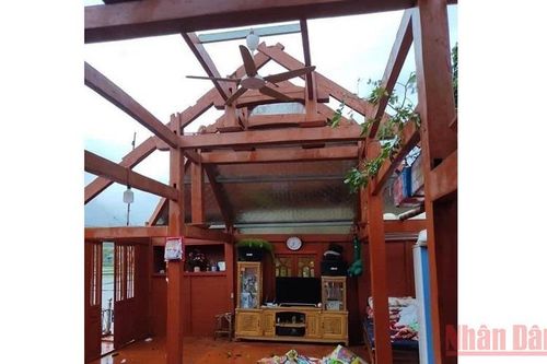 Hơn 100 ngôi nhà bị hư hỏng do dông lốc ở Yên Bái
