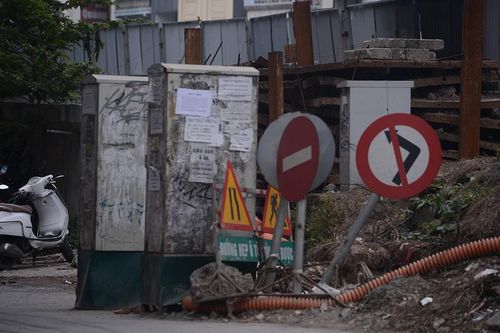 Dự án mở rộng đường Âu Cơ trở thành bãi phế liệu khổng lồ