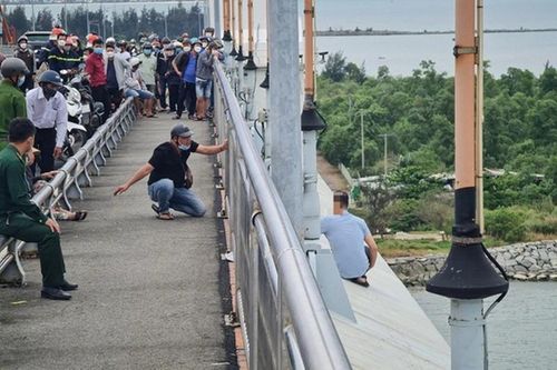 Người đàn ông 'đu' lan can cầu 8 tiếng đồng hồ, dọa nhảy xuống sông Hàn