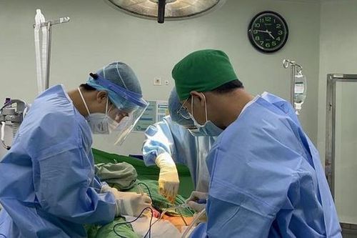Kịp thời phẫu thuật gắp viên đạn lạc xuyên người thanh niên 24 tuổi