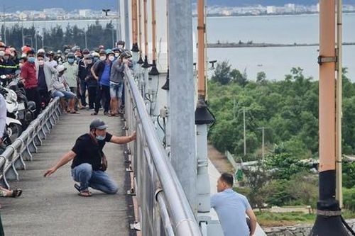 Người đàn ông ngồi trên thành cầu Thuận Phước gần 10 giờ, đòi tự tử