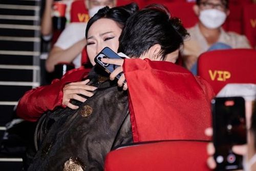 Phương Thanh xưng mẹ con, khóc òa ôm K-ICM giữa sự kiện