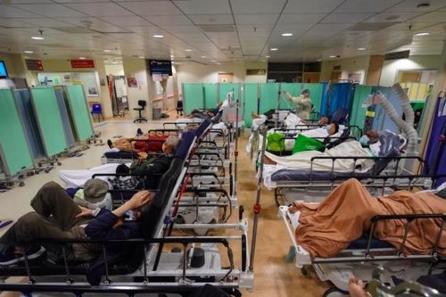 Một nửa số giường tại các bệnh viện công Hong Kong dành điều trị COVID-19