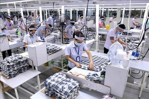 Nhiều doanh nghiệp thiếu hụt lao động do số công nhân mắc COVID-19 tăng cao