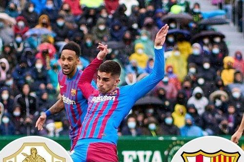 VAR giúp Barcelona ngược dòng Elche thành công