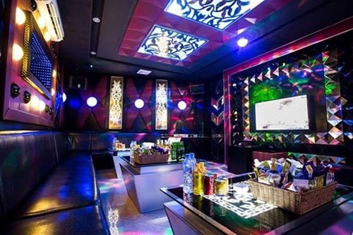 Người đàn ông bất ngờ tử vong sau khi hát karaoke cùng 2 nữ nhân viên suốt 9 tiếng