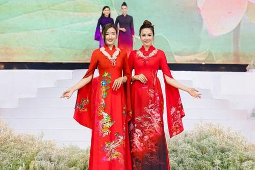 Gốm sứ Việt sống động trên tà áo dài của Vũ Thảo Giang