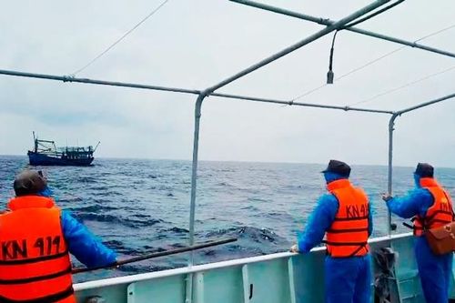 Tàu KN 414 lai kéo tàu cá Khánh Hòa gặp nạn về bờ an toàn