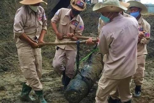 Đóng cọc nhồi, phát hiện quả bom nặng gần 230 kg