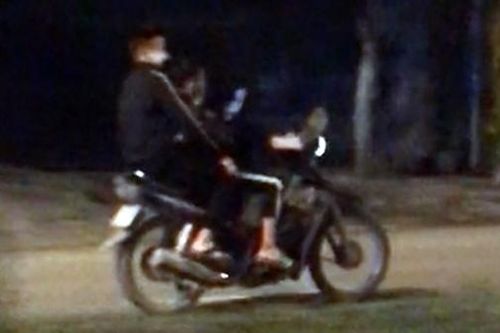 Quái xế lái xe máy bằng chân quay clip đăng TikTok bị phạt hơn 7 triệu đồng