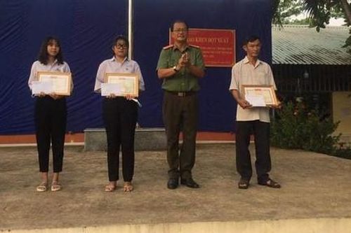 Khen thưởng đột xuất 2 nữ sinh dũng cảm bắt đối tượng cướp giật