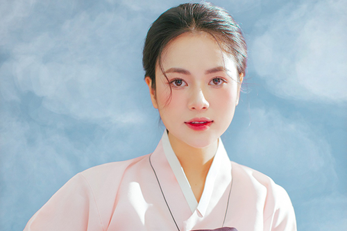 Nhan sắc mong manh của Việt Hoa 'Anh có phải đàn ông không?'