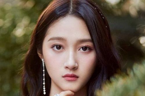 'Tiểu hoa đán' Quan Hiểu Đồng có làn da trắng sứ như em bé nhờ một loại nước mà chị em thường đổ đi