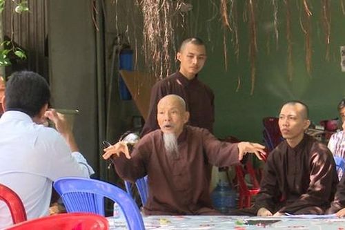 Công an khám xét 'tịnh thất Bồng Lai', xem xét khởi tố tội 'Loạn luân'