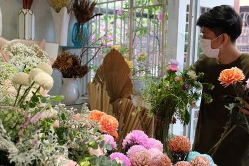 Cận 8/3, hoa tươi đua nhau tăng giá, đắt 'khét lẹt' đơn vẫn dồn dập