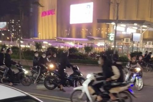 Hàng chục đối tượng cầm dao, kiếm 'lùa' nhau trên phố