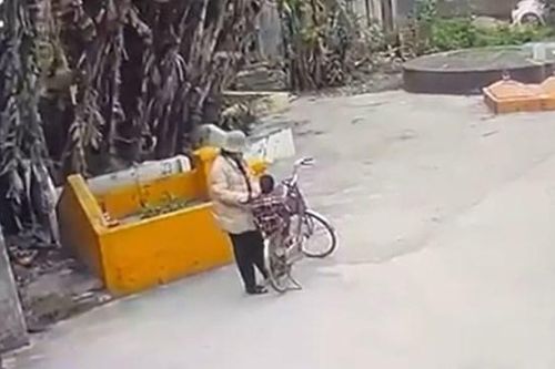 Tìm thấy người đàn bà thả cháu bé xuống cống nước ở Hải Phòng