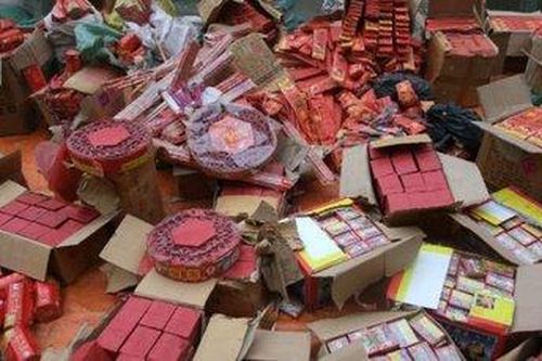 Truy đuổi ôtô vận chuyển 200 hộp pháo lậu