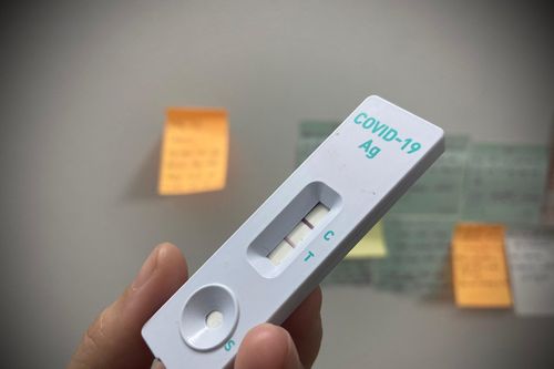 Người TP.HCM chi tiền triệu vào kit test Covid-19