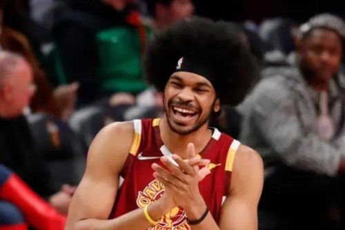 Cầu thủ NBA bị đồng đội ép mua iPhone