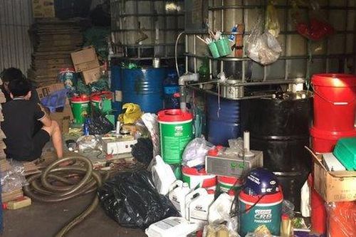 Triệt phá đường dây sản xuất dầu nhớt giả ở Đồng Nai