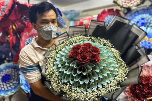 Bó hoa bằng tiền thật đắt khách dịp 8/3