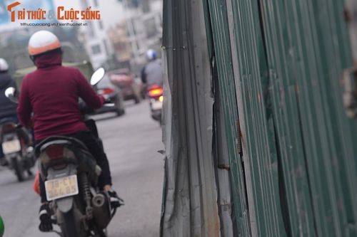 Hãi hùng nhìn 'lưỡi rao' chìa ra từ công trường mở rộng đường Âu Cơ