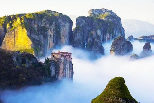 Ngỡ ngàng trước vẻ đẹp của Tu viện 'trên mây'