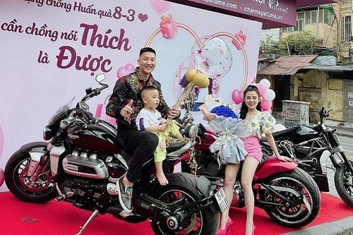 Huấn 'Hoa Hồng' được vợ tặng Triumph Rocket gần 900 triệu ngày 8/3