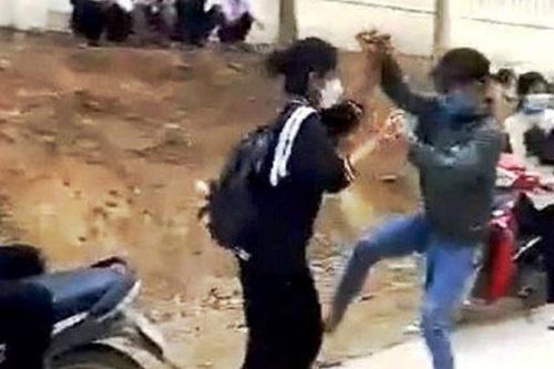 Thanh Hóa: Xác minh, xử lý hai nữ sinh lớp 9 đánh nhau trên đường