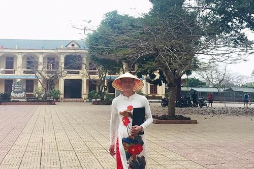 Xôn xao hình ảnh thầy giáo mặc áo dài nữ tham gia cuộc thi ngày 8/3 của cô giáo