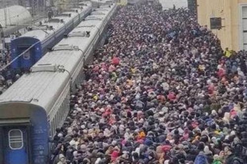 Biển người Ukraine đổ tới ga tàu Kharkiv, tuyệt vọng tìm đường di tản