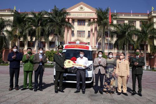 Bộ trưởng Bộ Công an Tô Lâm tặng xe cứu thương cho tỉnh Lai Châu