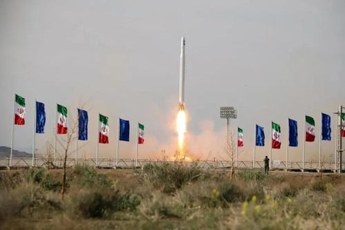 Iran phóng thành công vệ tinh quân sự thứ 2