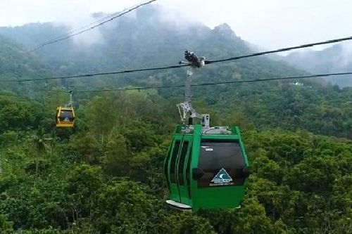 Cáp treo Núi Cấm mất điện, du khách bị 'treo' lơ lửng chỉ vì 1 con khỉ