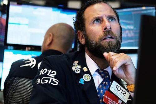 Dow Jones 'bốc hơi' gần 800 điểm, giá dầu neo trên 120 USD, Bitcoin đi xuống