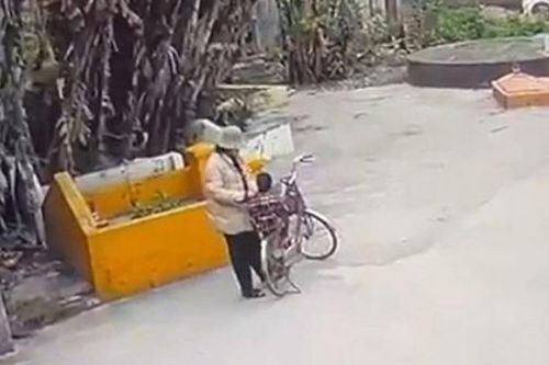 Xác định được người phụ nữ thả bé gái xuống cống ngập nước