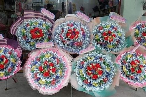 Thị trường hoa 'handmade' nở rộ dịp 8/3, hội chị em 'phát cuồng' với lãng hoa làm bằng tiền mặt
