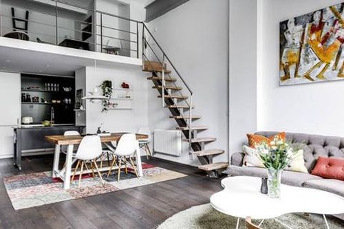 Tận dụng trần nhà cao, đôi vợ chồng trẻ đã thiết kế thêm gác lửng siêu xinh cho căn hộ nhỏ