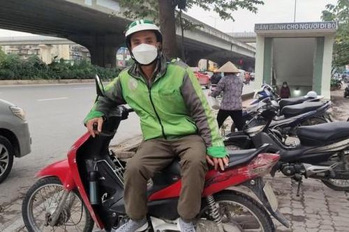 Giá xăng liên tục lập đỉnh, tài xế xe ôm không dám chạy lòng vòng tìm khách vì càng đi càng tốn xăng