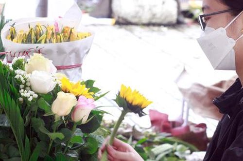 Tiểu thương bán hoa ở Hà Nội 'sốc' vì lượng tiêu thụ giảm chưa từng có dịp 8/3