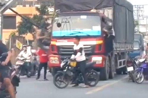 Nhóm côn đồ chặn đường, hành hung tài xế xe tải