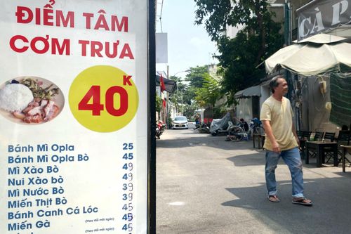 Hàng quán ở TP.HCM xoay xở khi giá xăng, gas tăng cao