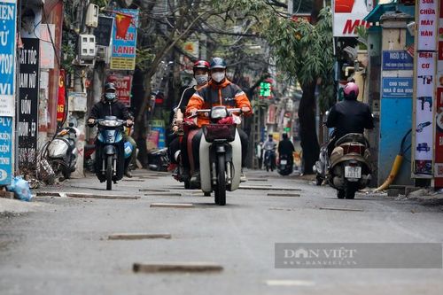 Hà Nội: Chằng chịt 'lô cốt', người đi đường ngã liên tục trên đường